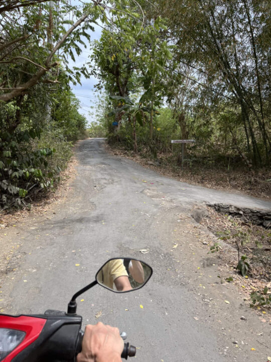 Scooter riding on Nusa Lembongan